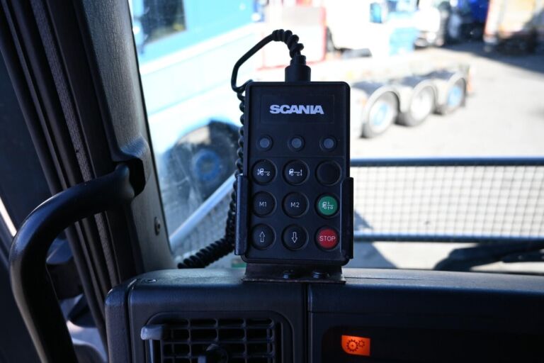 Scania R 164 6x2 vaijeri pedillä
