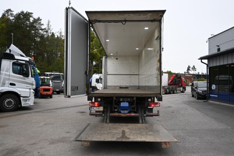 Scania P420 6x2 Manuaali