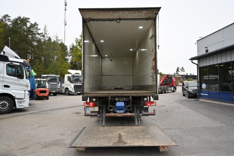 Scania P420 6x2 Manuaali