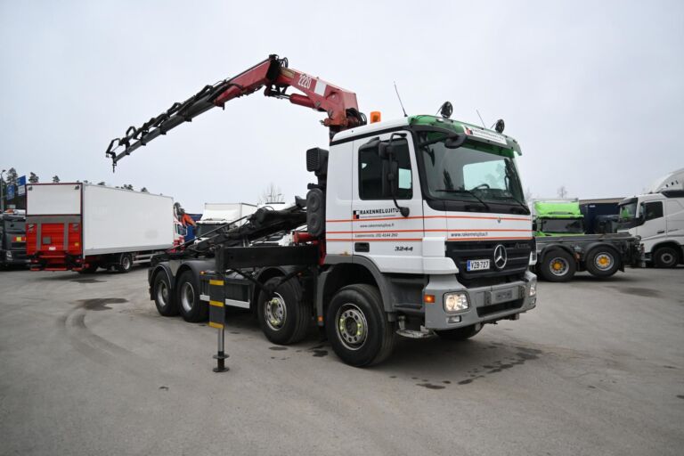 Mercedes-Benz Actros 3244 8x4 Rautajousinen nosturiauto