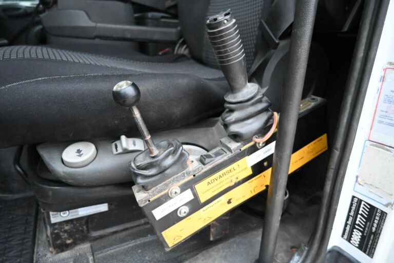 Mercedes-Benz Actros 3244 8x4 Rautajousinen nosturiauto