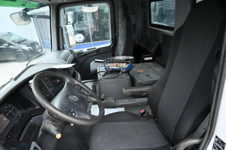 Mercedes-Benz Actros 3244 8x4 Rautajousinen nosturiauto