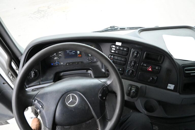 Mercedes-Benz Actros 3244 8x4 Rautajousinen nosturiauto
