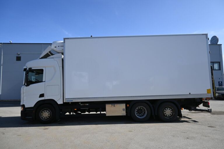 Scania R450 6x2 SKAB umpikaappi