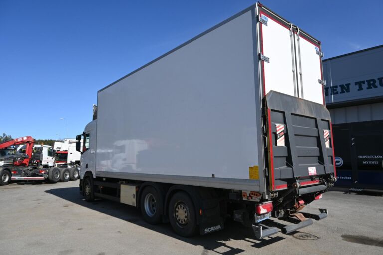 Scania R450 6x2 SKAB umpikaappi