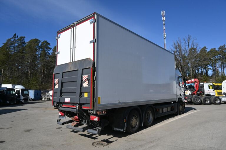 Scania R450 6x2 SKAB umpikaappi