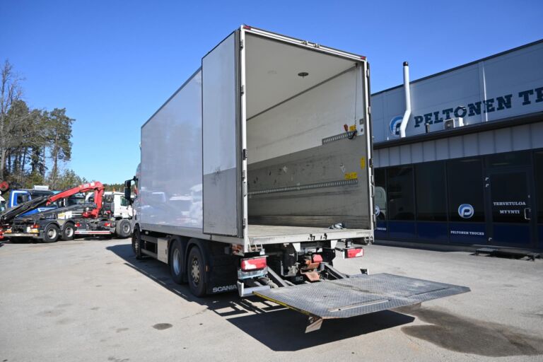 Scania R450 6x2 SKAB umpikaappi