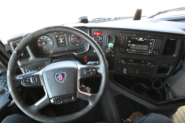 Scania R450 6x2 SKAB umpikaappi