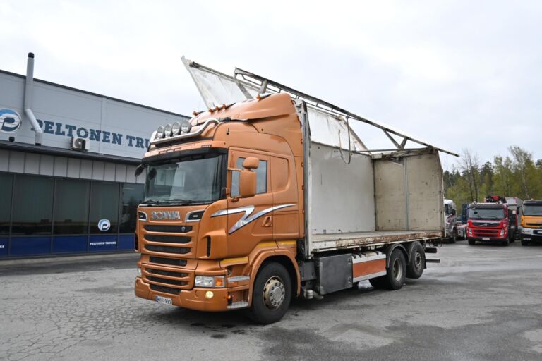Scania R560 6x2 Sivukippi / lokinsiipi