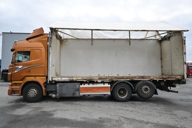 Scania R560 6x2 Sivukippi / lokinsiipi