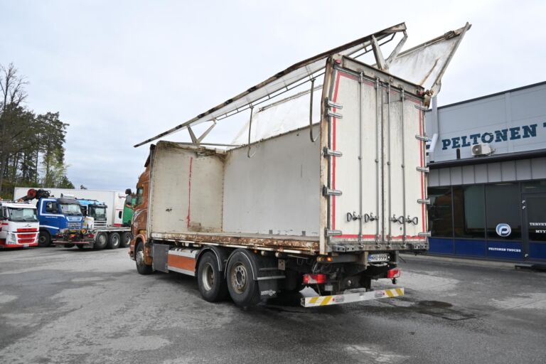 Scania R560 6x2 Sivukippi / lokinsiipi
