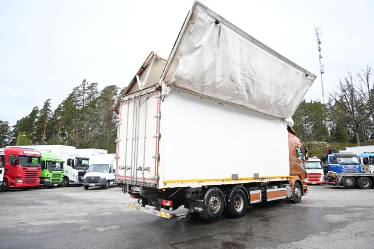 Scania R560 6x2 Sivukippi / lokinsiipi