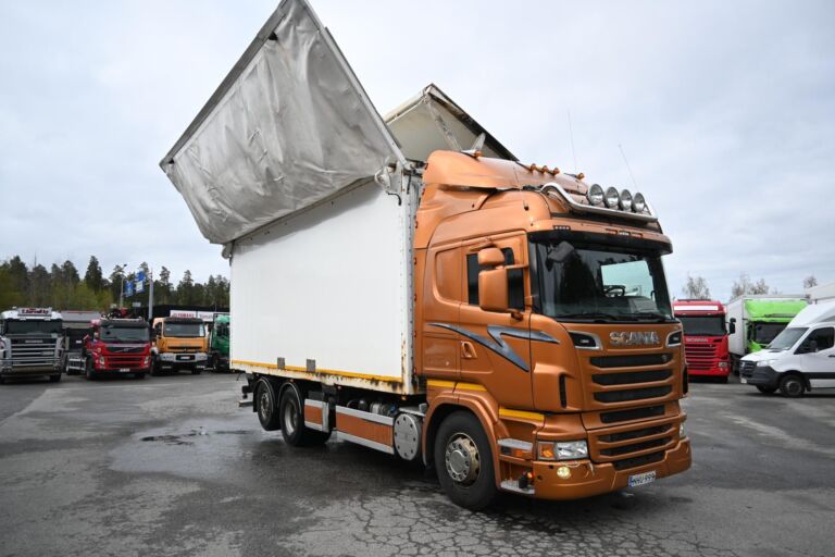 Scania R560 6x2 Sivukippi / lokinsiipi