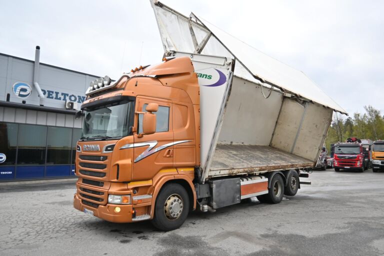 Scania R560 6x2 Sivukippi / lokinsiipi