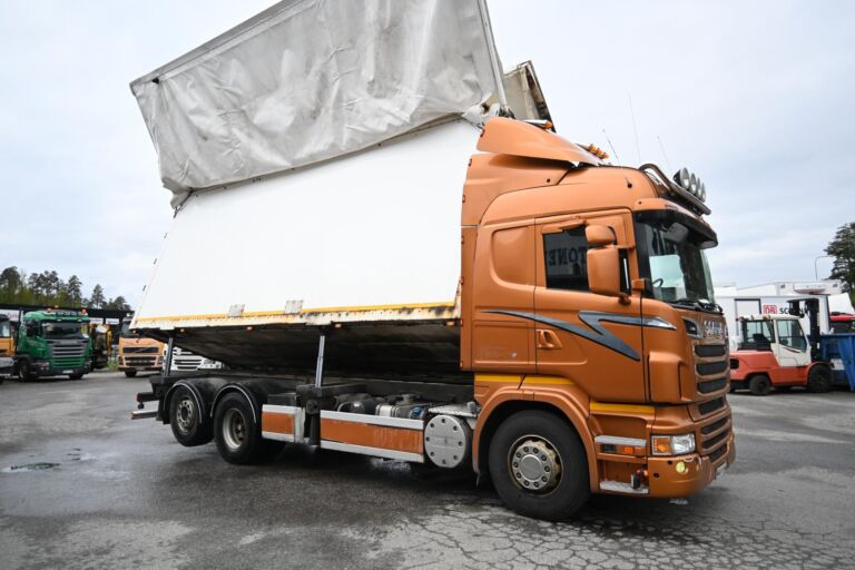 Scania R560 6x2 Sivukippi / lokinsiipi