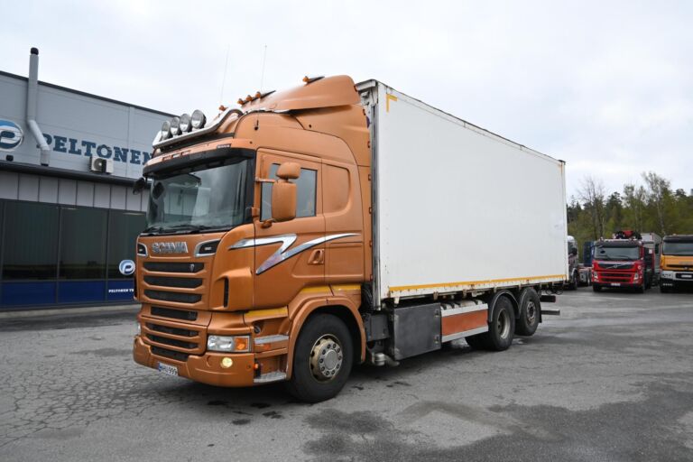 Scania R560 6x2 Sivukippi / lokinsiipi