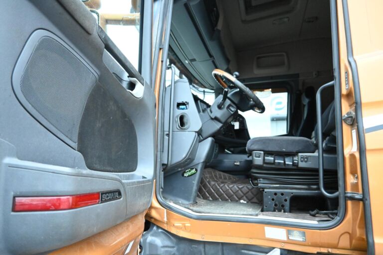 Scania R560 6x2 Sivukippi / lokinsiipi