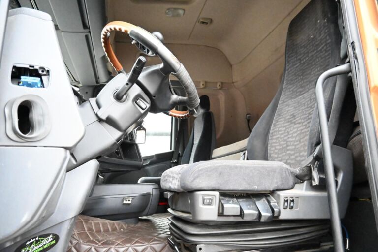 Scania R560 6x2 Sivukippi / lokinsiipi
