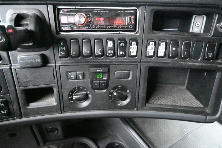 Scania R560 6x2 Sivukippi / lokinsiipi