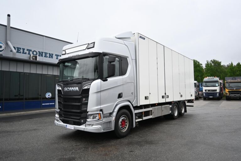 Scania R520 6x2 V8 Kylkiaukeavalla korilla