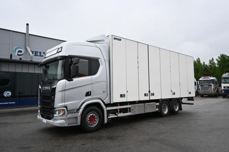 Scania R520 6x2 V8 Kylkiaukeavalla korilla