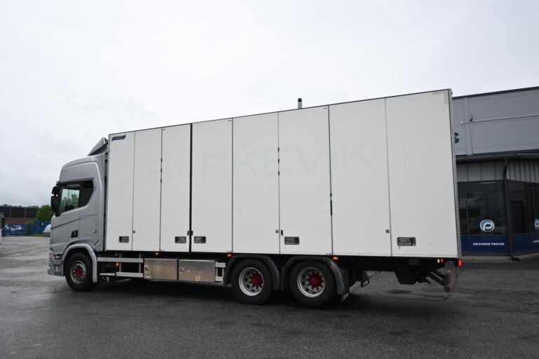 Scania R520 6x2 V8 Kylkiaukeavalla korilla