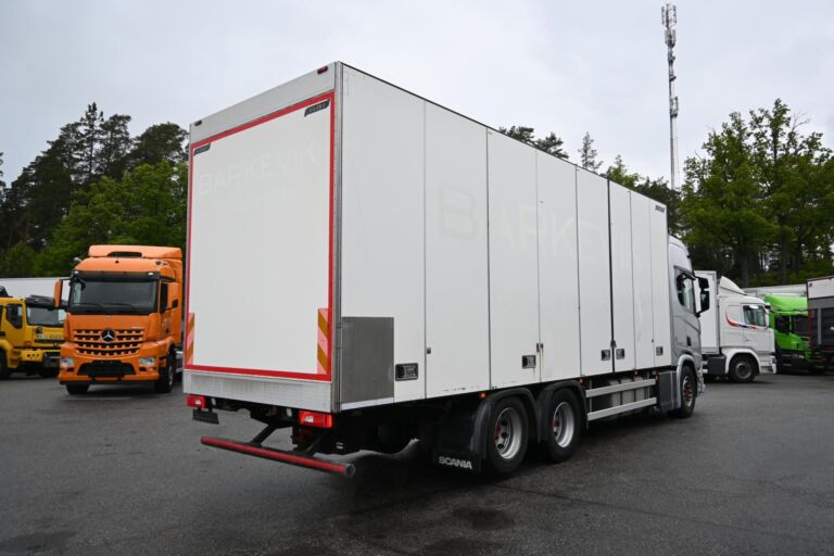 Scania R520 6x2 V8 Kylkiaukeavalla korilla