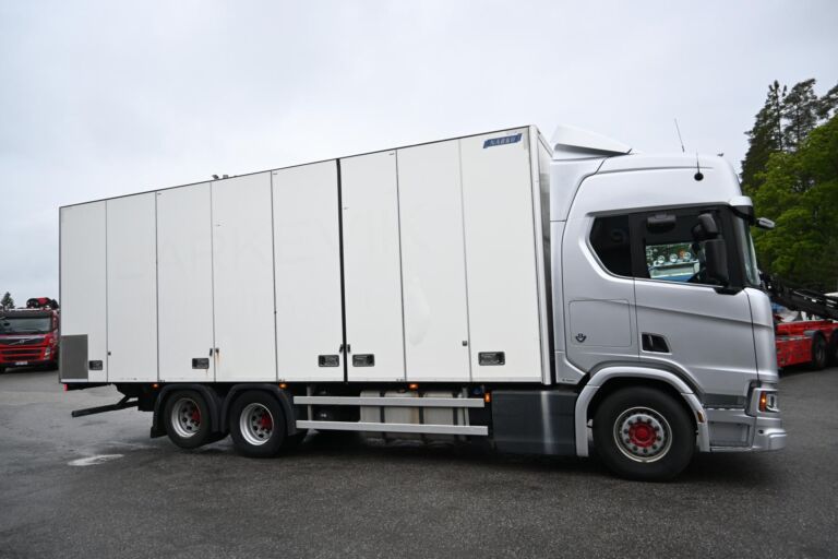 Scania R520 6x2 V8 Kylkiaukeavalla korilla