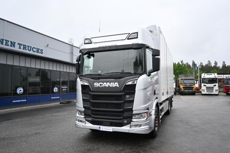 Scania R520 6x2 V8 Kylkiaukeavalla korilla
