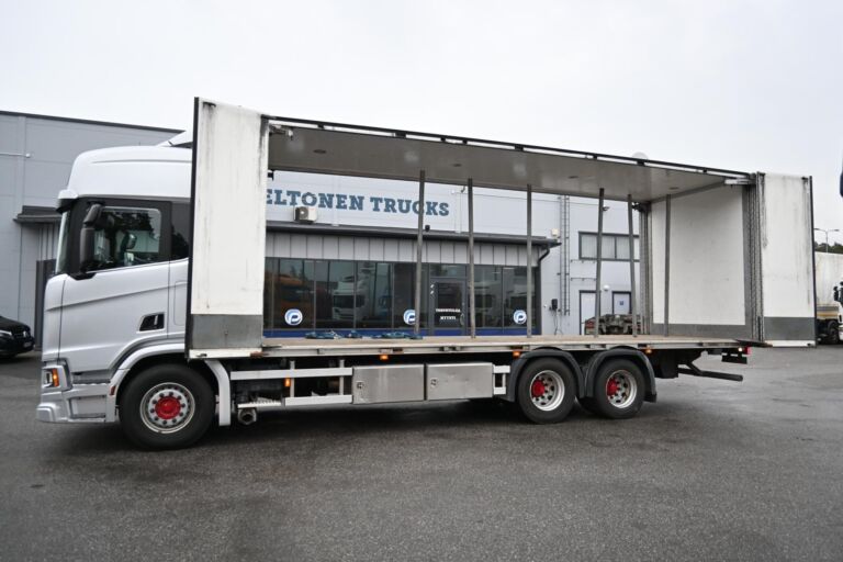 Scania R520 6x2 V8 Kylkiaukeavalla korilla