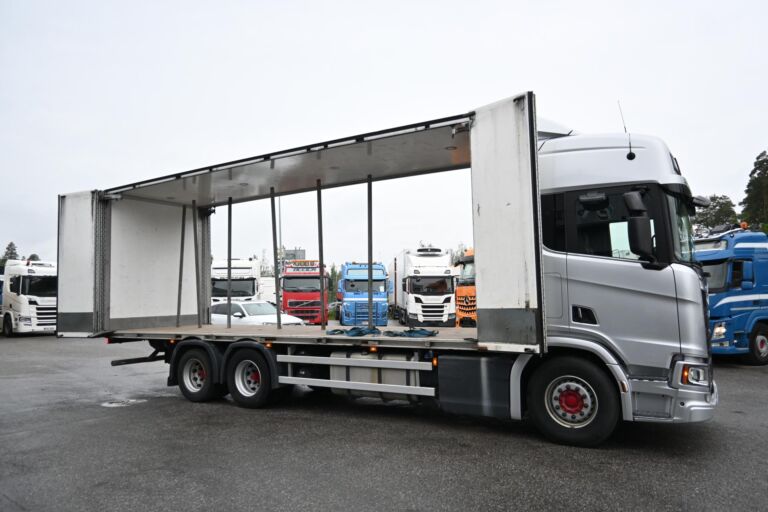 Scania R520 6x2 V8 Kylkiaukeavalla korilla