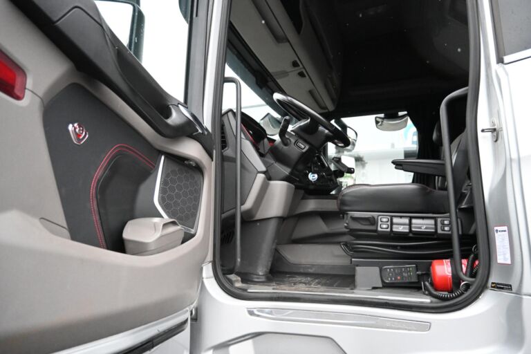 Scania R520 6x2 V8 Kylkiaukeavalla korilla