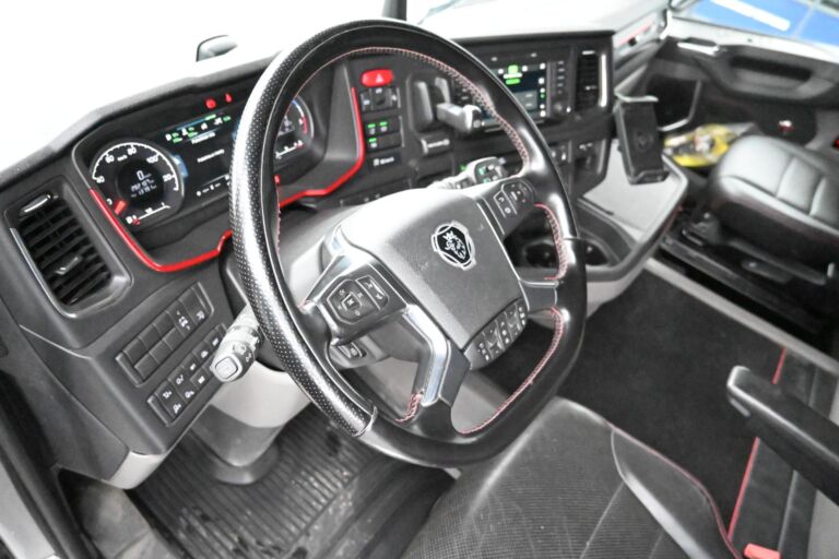 Scania R520 6x2 V8 Kylkiaukeavalla korilla