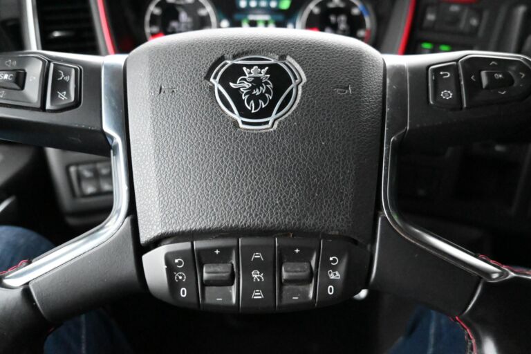 Scania R520 6x2 V8 Kylkiaukeavalla korilla