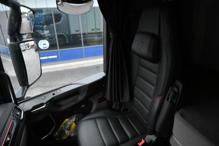 Scania R520 6x2 V8 Kylkiaukeavalla korilla