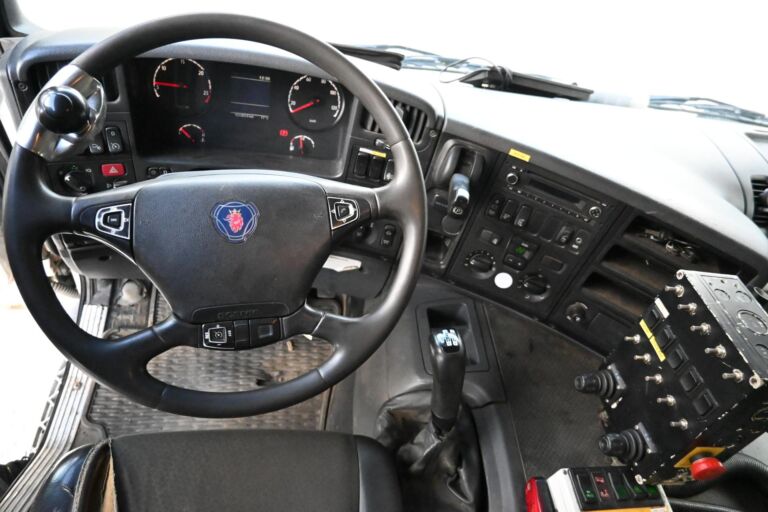 Scania P360 6x2 HIAB 122 nosturi ja vaijerilaite