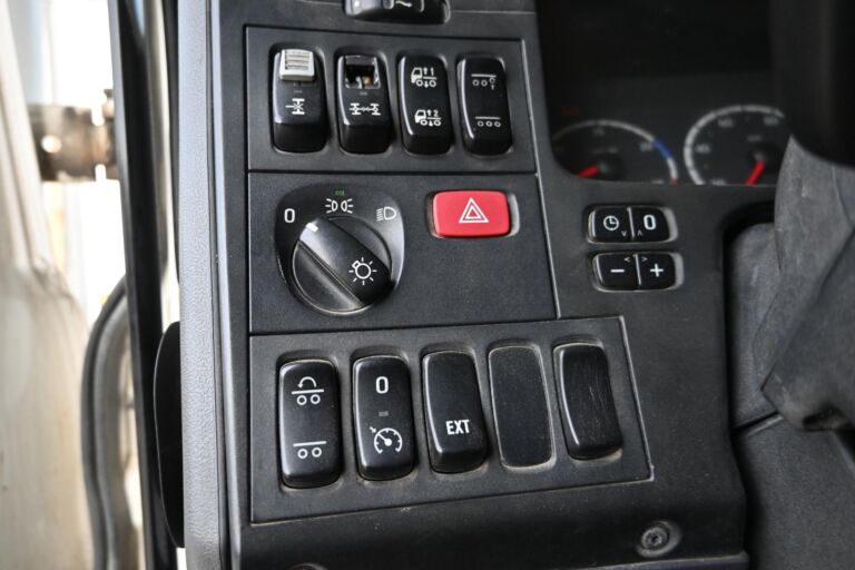 Scania R420 8x4 vaihtolava-auto
