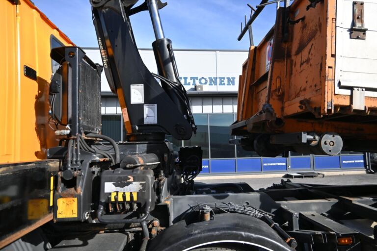 Scania R420 8x2 HIAB 422