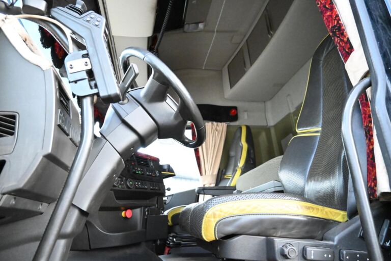 Volvo FH750 8x4*4 Tridem koukkuauto