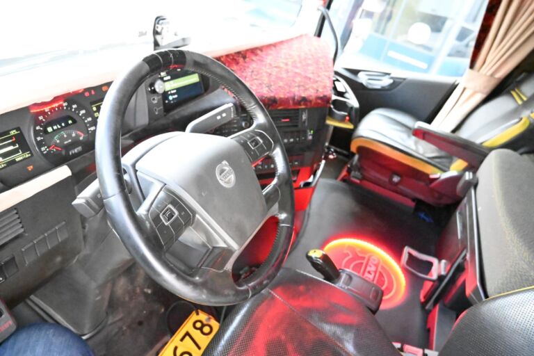 Volvo FH750 8x4*4 Tridem koukkuauto