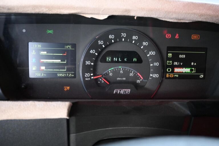Volvo FH750 8x4*4 Tridem koukkuauto