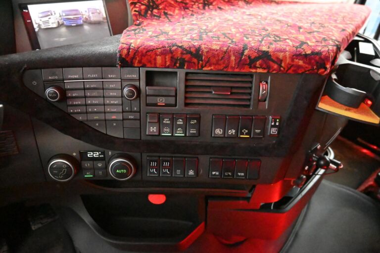 Volvo FH750 8x4*4 Tridem koukkuauto