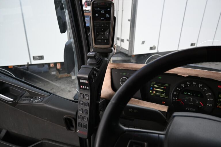 Volvo FH750 8x4*4 Tridem koukkuauto