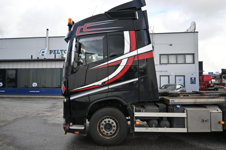 Volvo FH750 8x4*4 Tridem koukkuauto