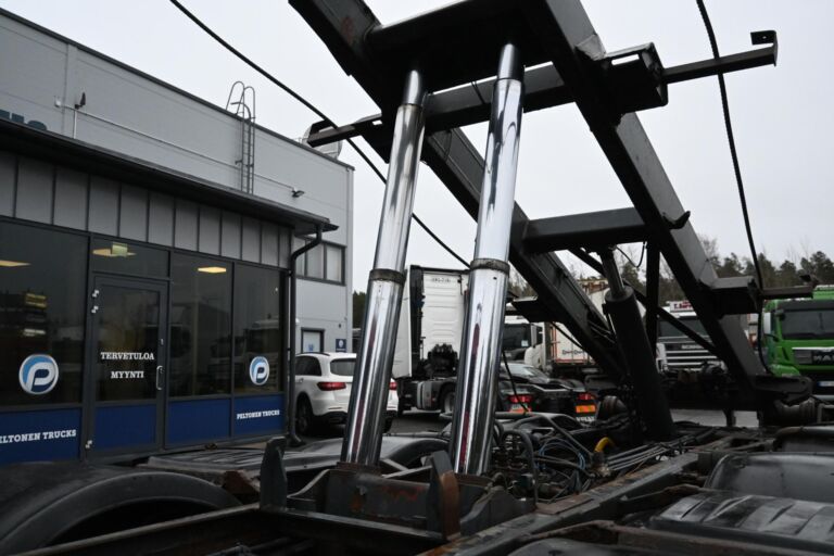 Sisu E11 340 vaijerivaihtolava-auto