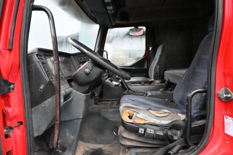 Sisu E11 340 vaijerivaihtolava-auto