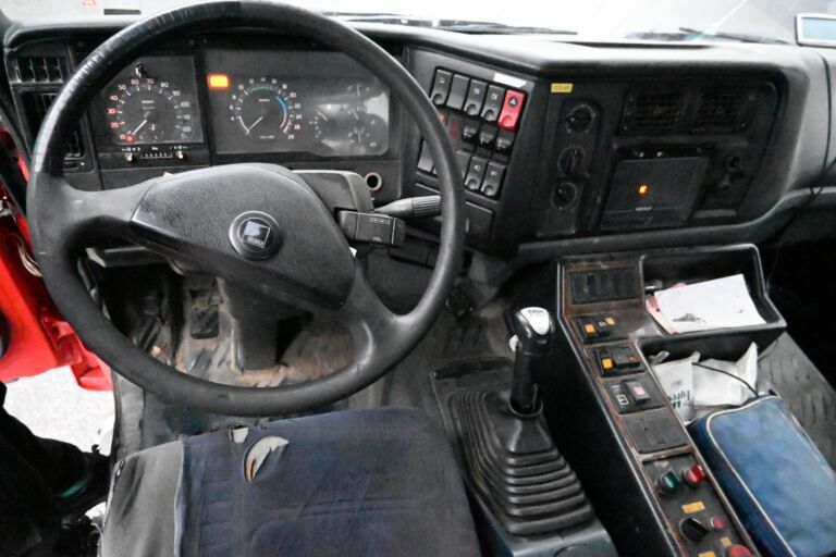 Sisu E11 340 vaijerivaihtolava-auto