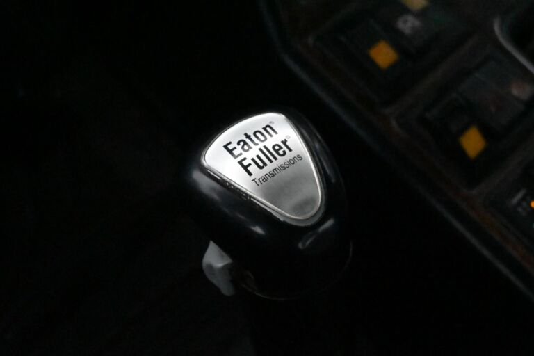 Sisu E11 340 vaijerivaihtolava-auto