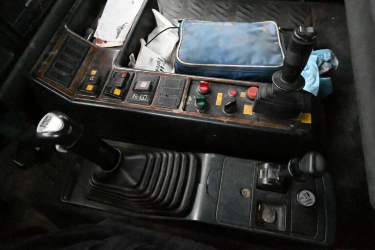 Sisu E11 340 vaijerivaihtolava-auto