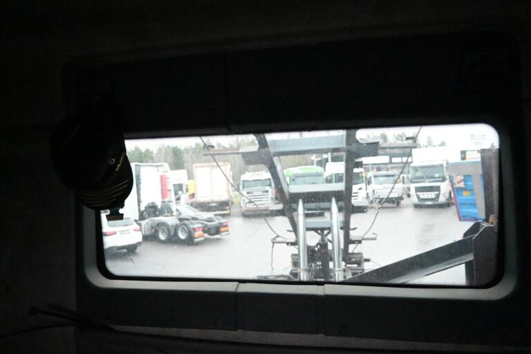 Sisu E11 340 vaijerivaihtolava-auto